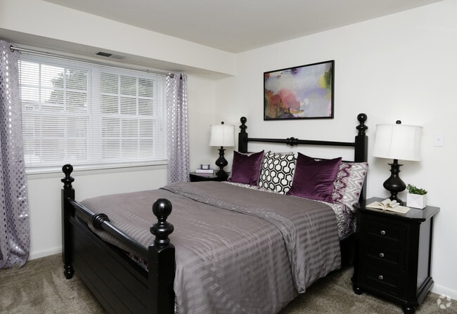 2BR, 1BA - 801 SF - Oakridge Manor Apartments