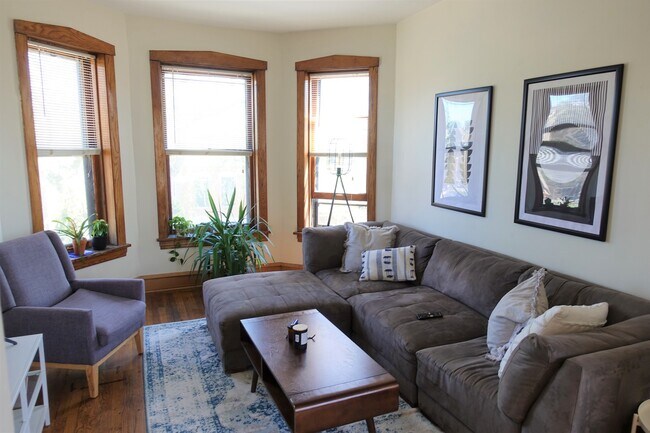 Building Photo - 2116 N Oakley Ave