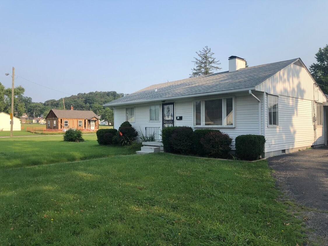 Primary Photo - 3 br, 1 bath House - 1 Valley View Ct.