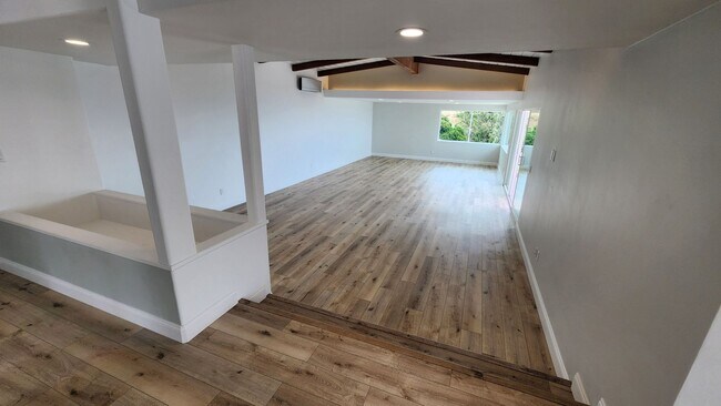 Foto del edificio - 4 bedroom, 2.5 bathroom home in the desirable Mt Soledad neighborhood.