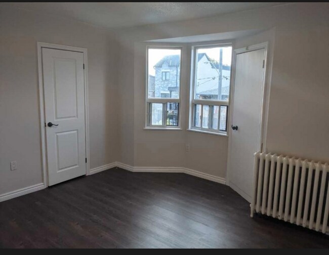 Living room with walkout balcony - 43 Eversfield Rd