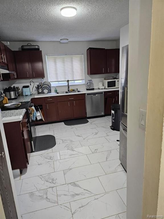 Foto del edificio - 27845 Berrywood Ln