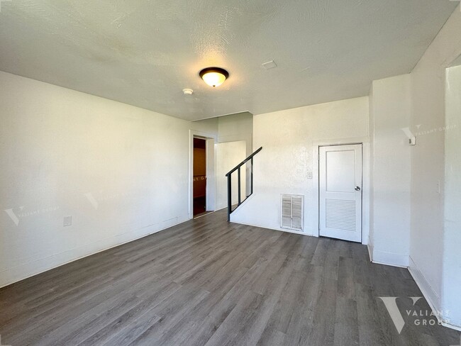 Building Photo - Charming Three-Bedroom, One-Bathroom Bunga...