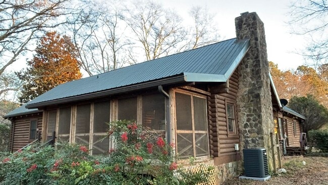 Log Cabin in Oconee on a 1.357 acre neighborhood wooded lot! - Log Cabin in Oconee on a 1.357 acre neighborhood wooded lot! House
