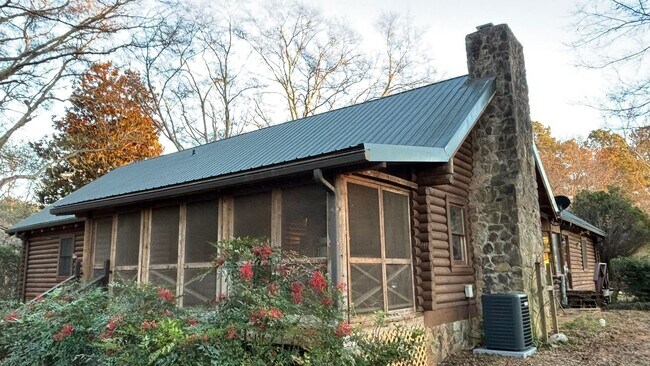 Foto del edificio - Log Cabin in Oconee on a 1.357 acre neighborhood wooded lot!