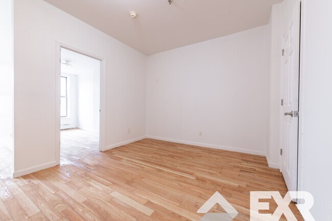 Building Photo - 587 Halsey St