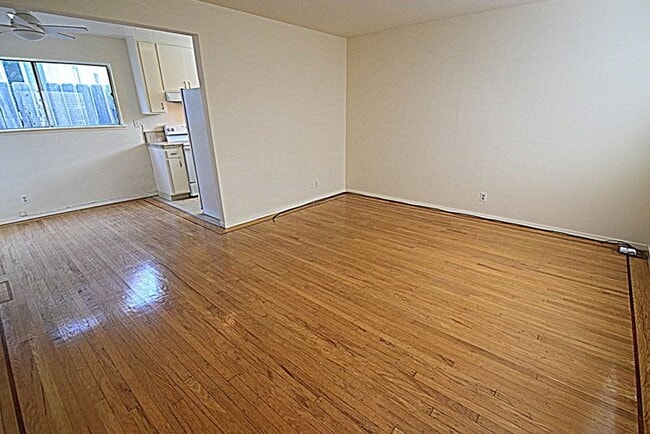 Building Photo - NEW LISTING!QUIET Charm. Upper1BR/1BA In D...