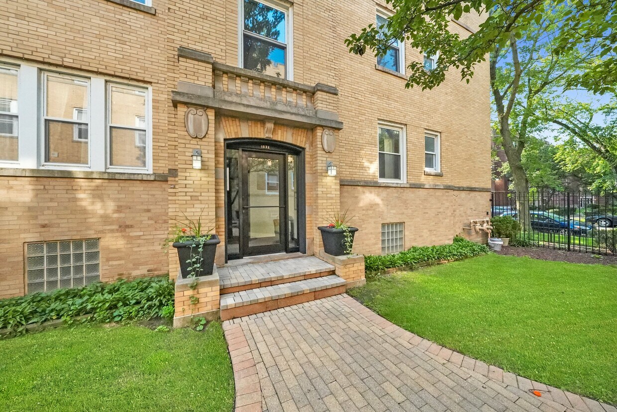 Primary Photo - 1332 W Estes Ave