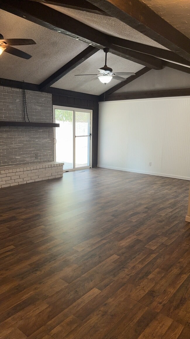 Living - 704 N Dryden Cir