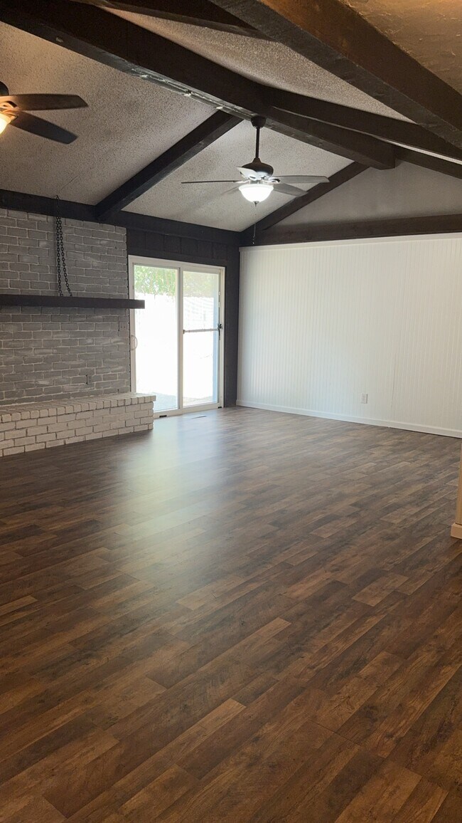 Viviendo - 704 N Dryden Cir