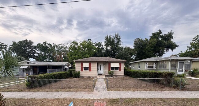 Foto del edificio - Three Bedroom One Bathroom Cottage in Palmetto Park, St. Petersburg