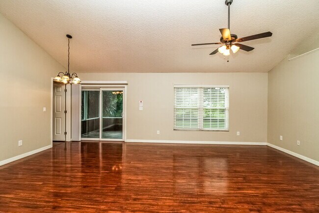 Foto del edificio - 1215 Creek Woods Cir