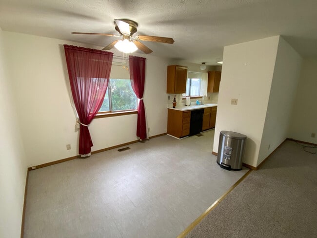 Building Photo - 813 Horseshoe Dr