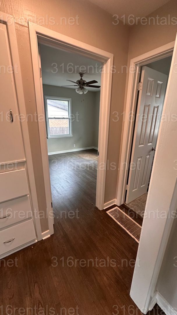 Building Photo - $1250 - 3 bed 1 bath with basement - Singl...
