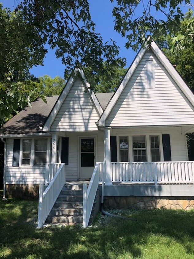 Primary Photo - Charming 4 Bed/ 2 Bath Home in Madison, Av...