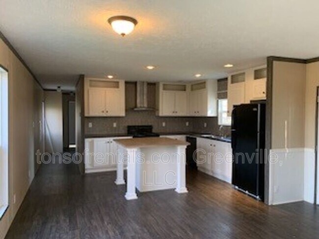 Foto del edificio - 717 Broadway School Rd