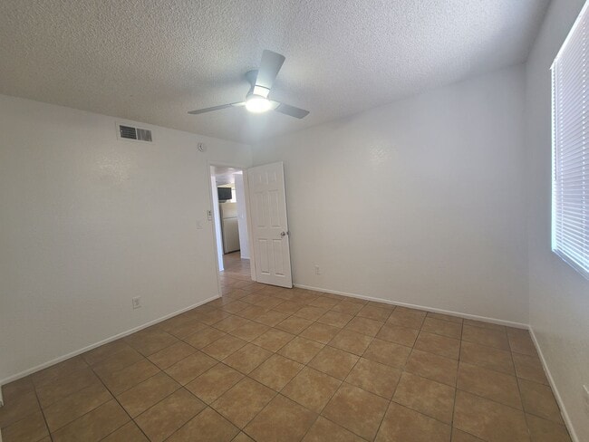 Photo - 2650 - 11 Apartment