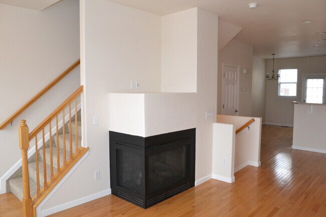 Building Photo - Downtown Townhome 2 Beds 3 Bath with AC