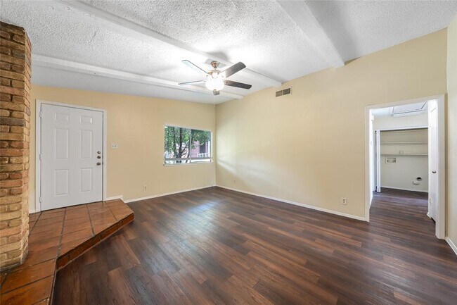 Foto del edificio - 1111 W Rundberg Ln