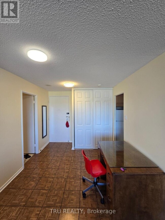 Photo du bâtiment - 915-915 Elmsmere Rd