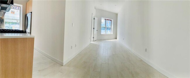 Building Photo - 573 Kings Hwy