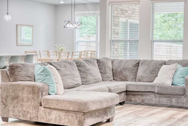 Building Photo - 5 Mawnan Ln