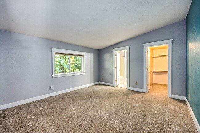 Foto del edificio - 4+ Bedroom Home - Surrounded by Nature, ne...