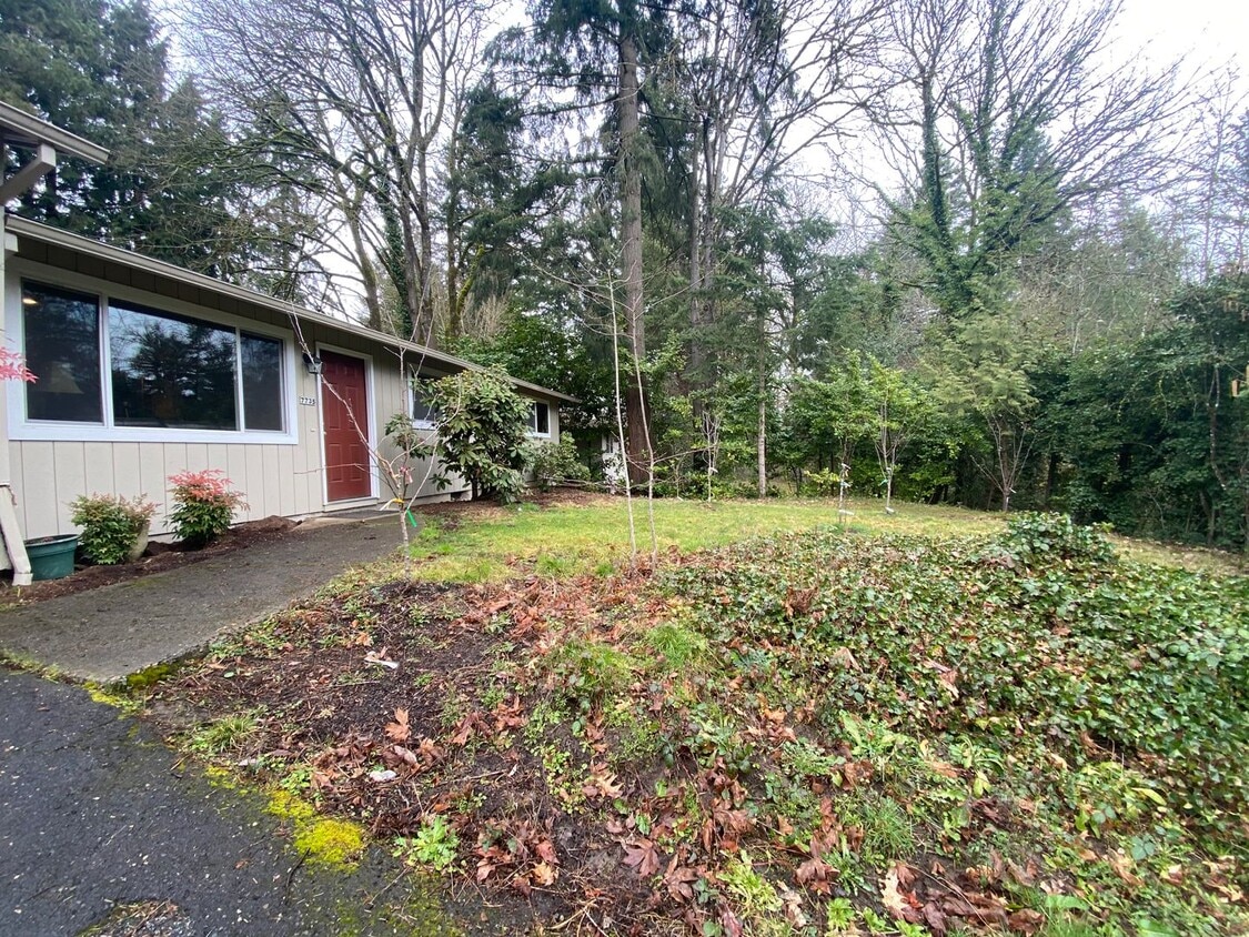 Primary Photo - 3 Bedroom SW Portland Home with Lot's of U...