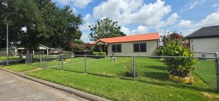 Building Photo - 2110 5th St