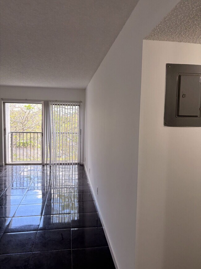 Foto del edificio - 8540 N Sherman Cir