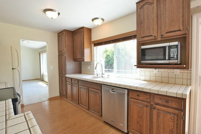 Foto del edificio - Immaculate 4 Bedroom 2.5 Bath North Milpit...