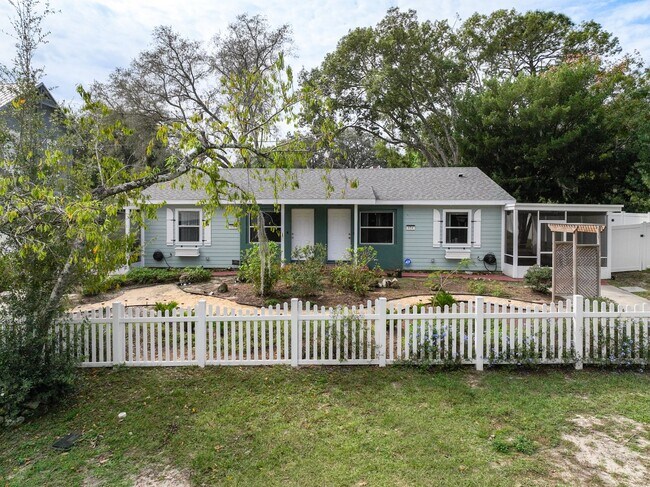 Foto del edificio - 2 Bedroom, 1 Bath Duplex in Groveland - Pr...