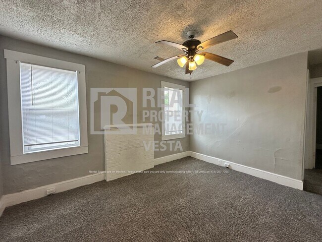 Foto del edificio - 1596 Burton Ave