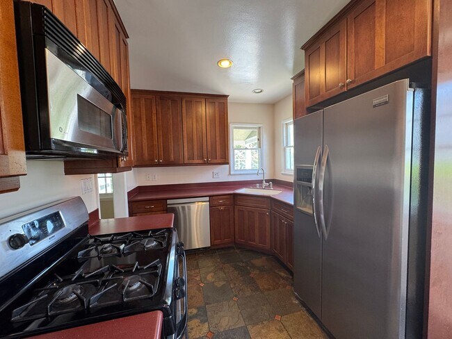 Building Photo - LOVELY 4BD 1,5BA HOME W/Large Backyard