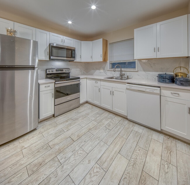 Building Photo - 301 S Lakeside Dr