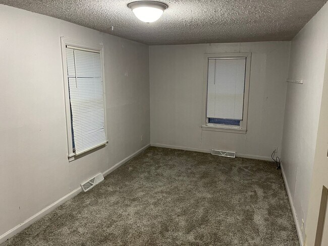 Building Photo - $775 - 2 bed 1 bath - Single Family Home