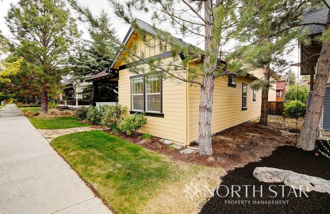 Building Photo - Stunning 3 bed/3 bath in Summit West