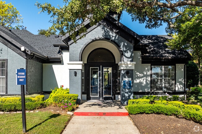 Leasing Office Entrance - Derby Park