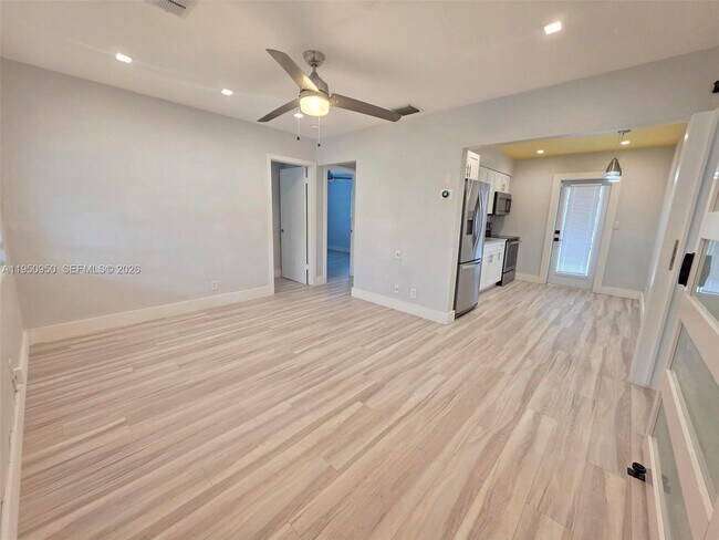 Foto del edificio - 250 NE 42nd St