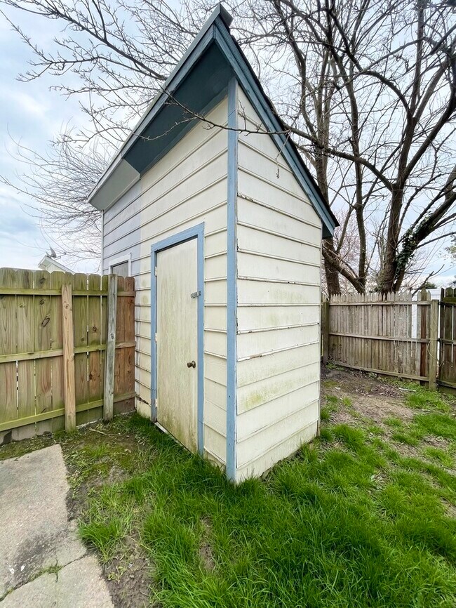 Building Photo - A MUST-SEE TWO BEDROOM 1.5 BATH TOWNHOME I...