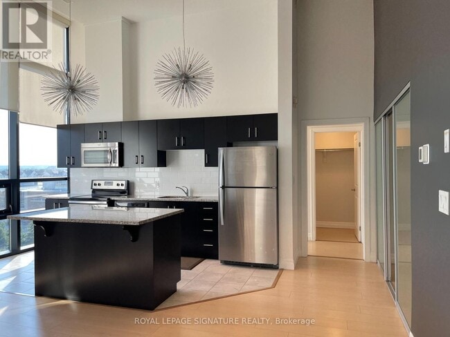 Building Photo - 650 Sauve St