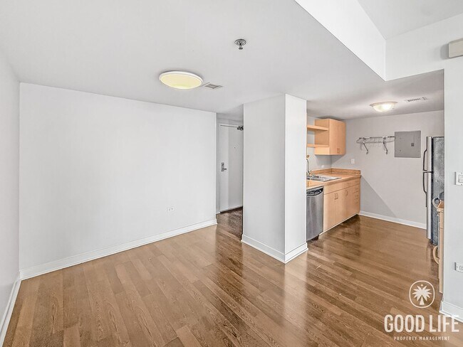 Foto del edificio - Spacious 2B/2BA Acqua Vista Condo w/ A/C & Washer/Dryer!