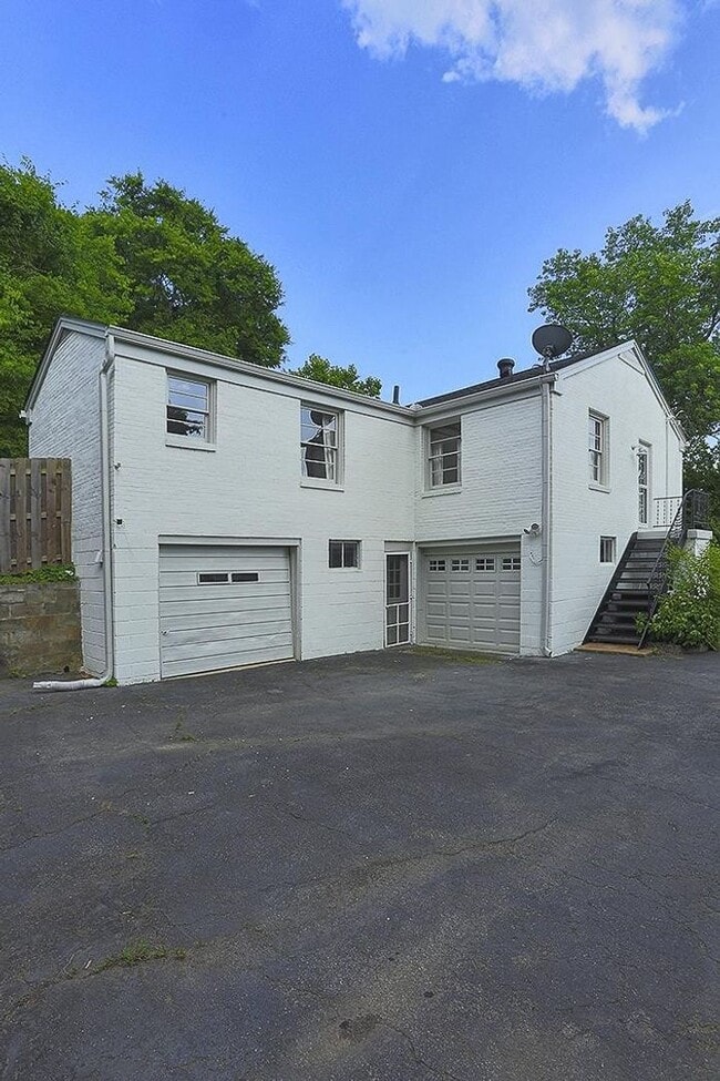 Building Photo - Picture-perfect 3BR/2BA brick bungalow In East Nashville!