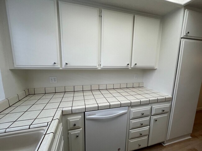 Building Photo - 2BR|2BA|994SF| - Ground Floor Condo, Nice ...