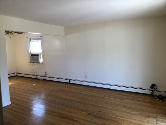 Foto del edificio - 262-15 Hungry Harbor Rd