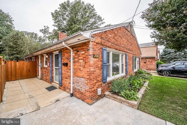 Building Photo - 706 W Glebe Rd