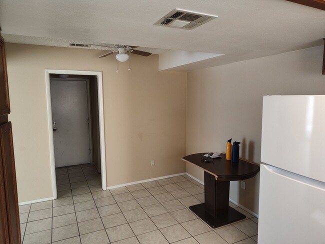 Building Photo - 3 bedroom 2 bath large yard