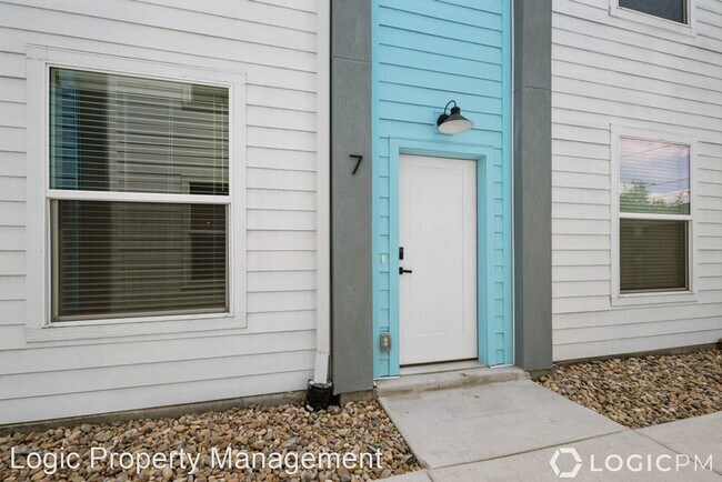 Building Photo - 2 br, 1.5 bath House - 909 W. Euclid Ave S #7