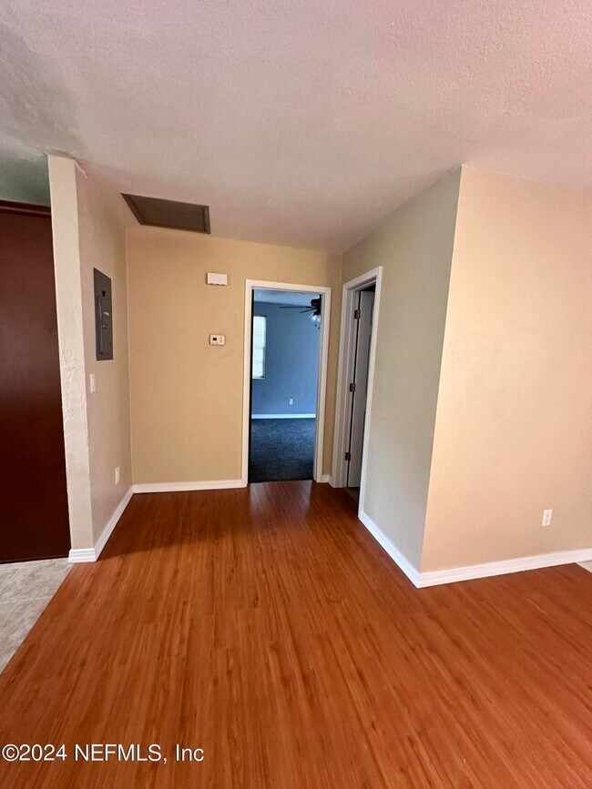 Building Photo - 555 Nightingale St