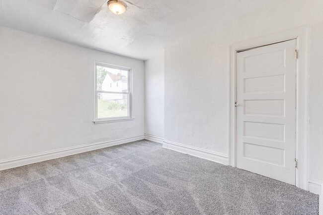 Building Photo - AVAILABLE AUGUST 2026 - 2 Bedroom Home w/ Original Layout!